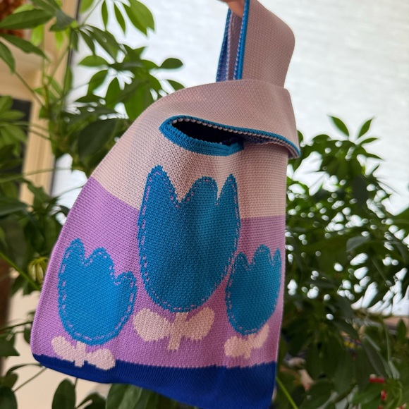 NWT Purple Blue Flower Compact Stylish Essentials Handheld Bag - Picture 6 of 9